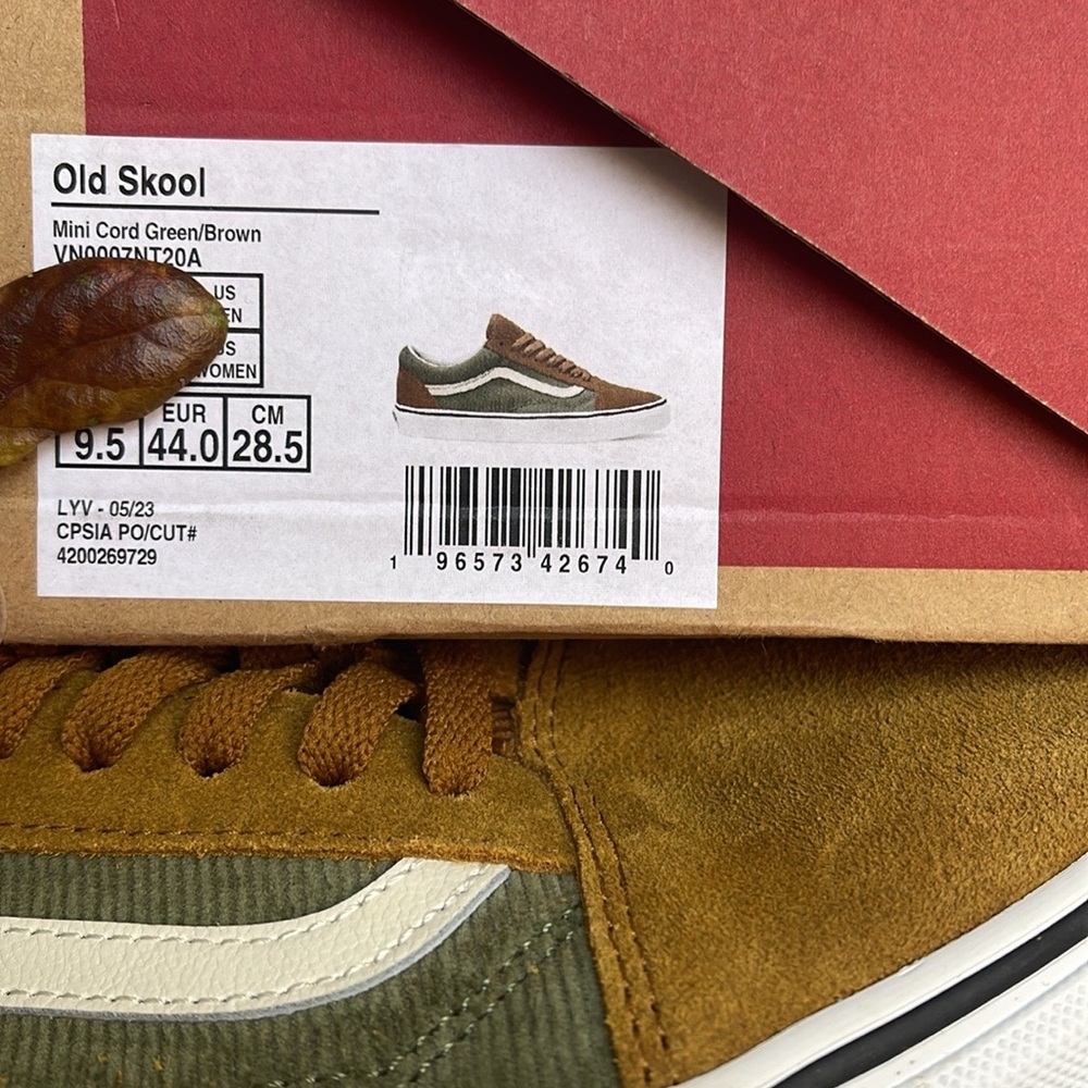 Vans Men’s Old Skool
Mini Cord Green/Brown
VN000ZNIT20A
Sneakers
 Corduroy - Picture 16 of 16